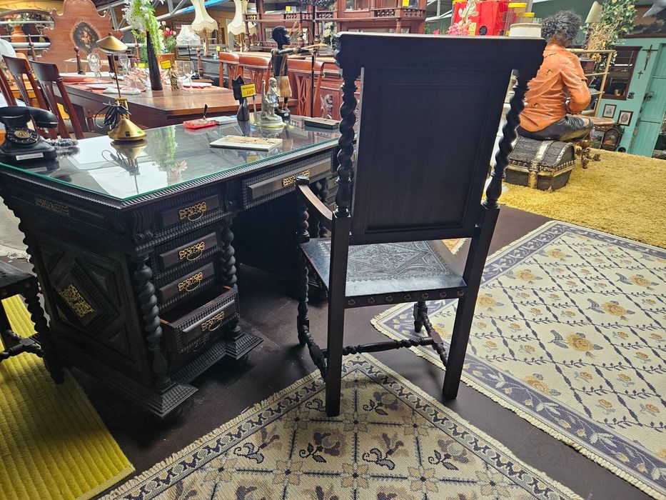 Cadeirão antigo m madeira e couro - óptimo estado geral