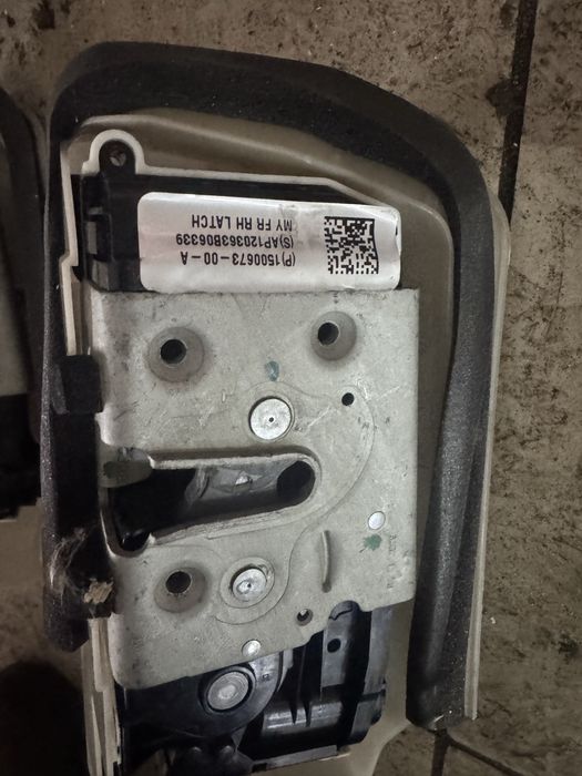 Tesla model y замки дверні