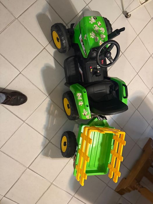 Carro trator criança com 2 velocidades luzes e som