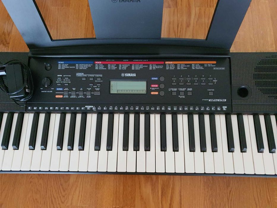 Yamaha teclado portátil mod.PSR-E263, com fonte de alimentação PA-130A