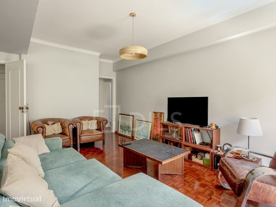 Apartamento T2 com varanda e elevador, em Oeiras.