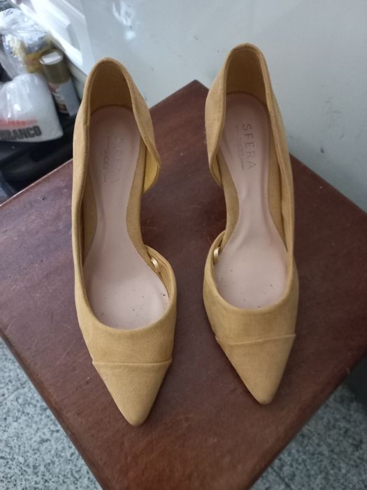 Sapatos novos em camurça amarela