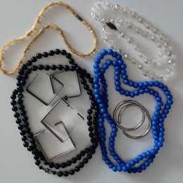 4 colares e 3 pares de brincos vintage "