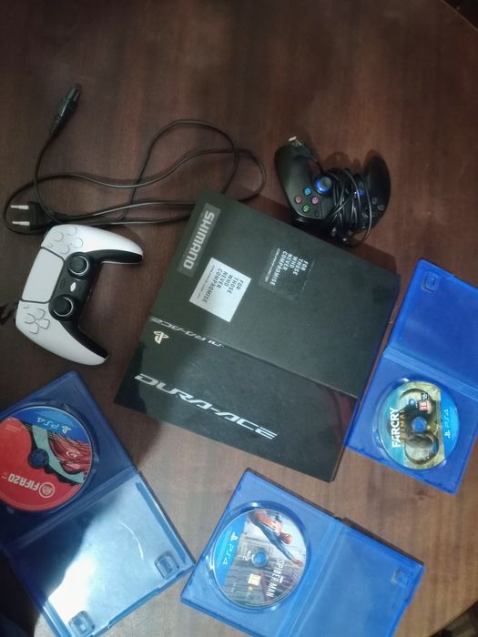PS4 2 comandos e 3 discos para venda