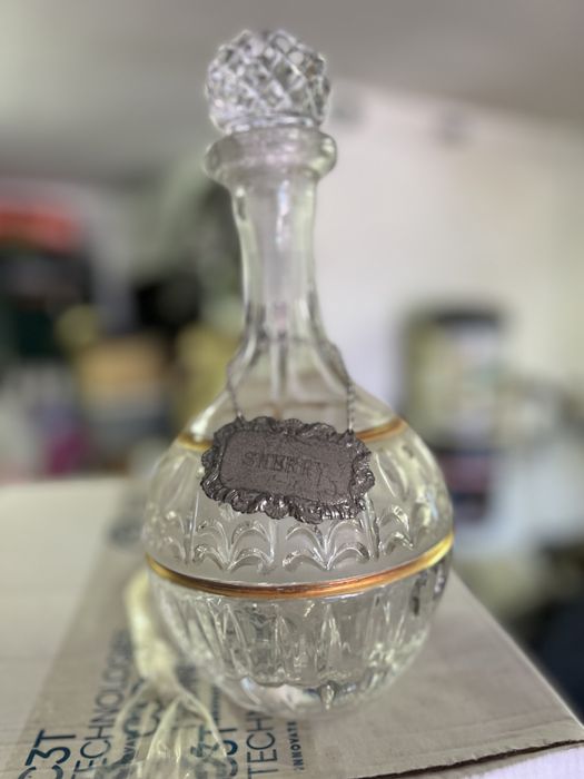 Várias garrafas de cristal