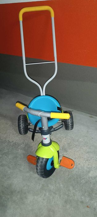 Triciclo Infantil com pega de empurrar e apoio de pés