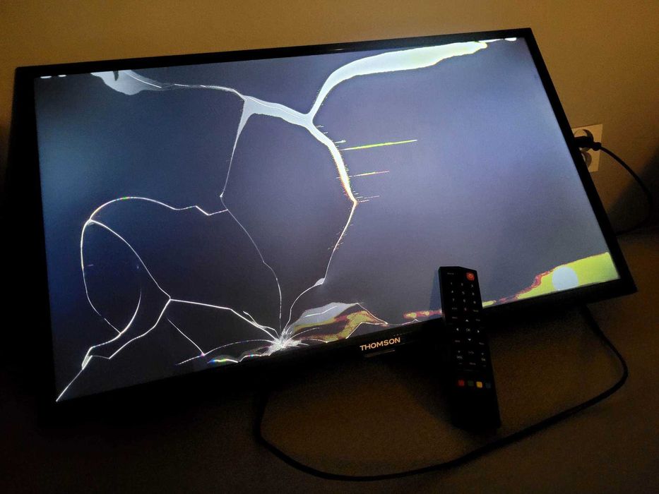 Uszkodzony Telewizor THOMSON 32HD