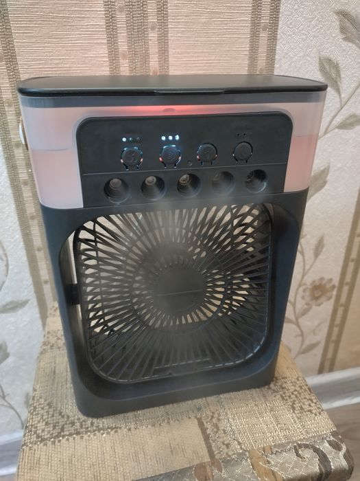 Увлажнитель воздуха працює від телефонної зарядки.