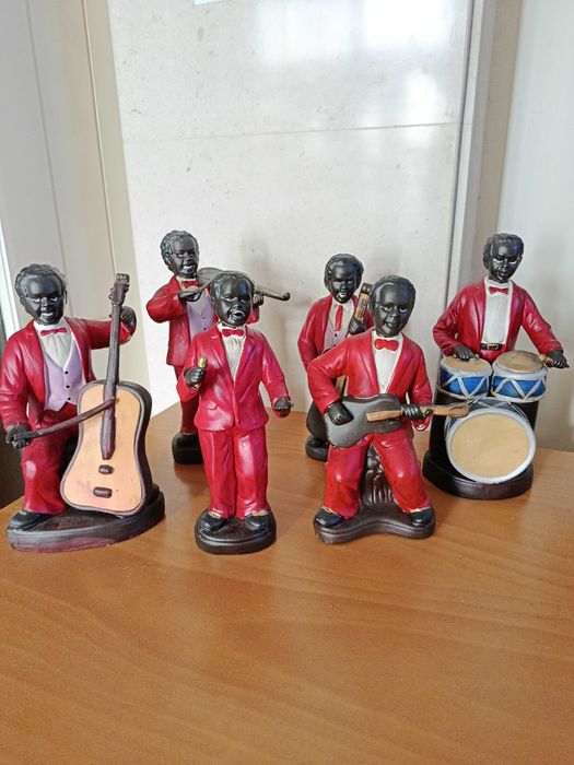 Banda de 6 músicos fatos vermelhos sem autor conhecido