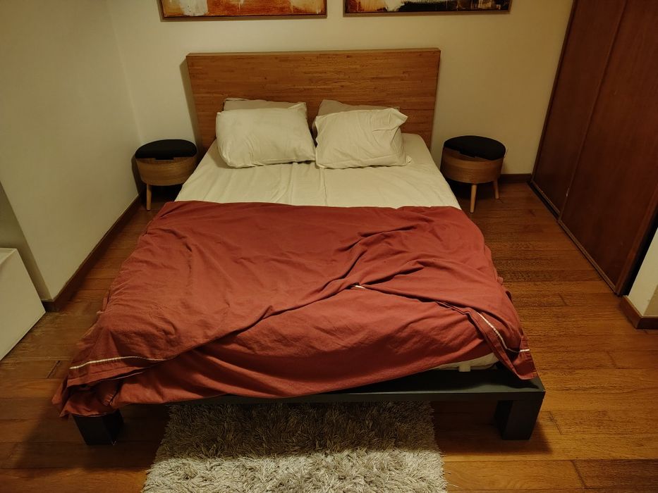 Cama usada 200x140cm com cabeceira em madeira