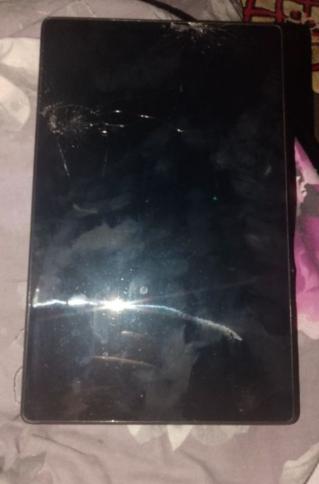 Продам планшет Lenovo з дефектом.