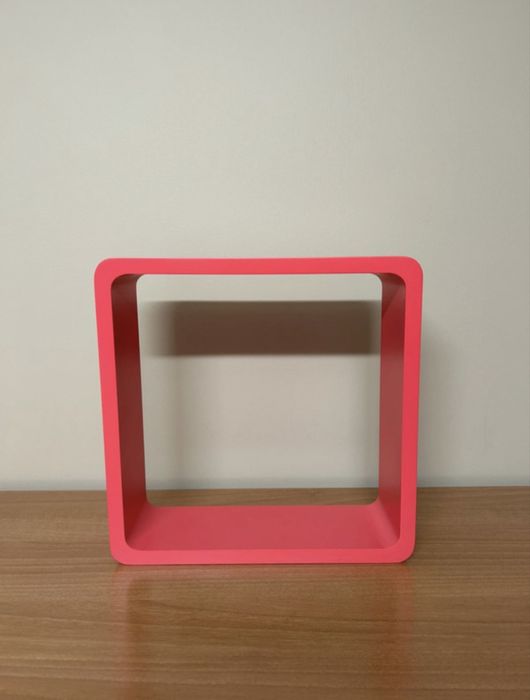 Cubo rosa para fixar na parede
