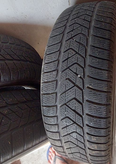 Продам 4 зимові автошини Pirelli Scorpion 215 65 17 в гарному стані