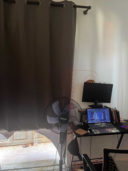 Desk em L + Cadeira + Ventilador + Cortina Blackout + 2 monitores 24"