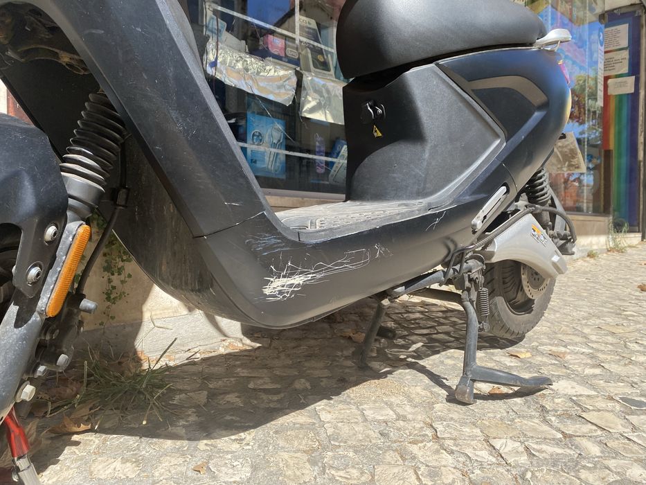 Moto elétrica em ótimo estado.