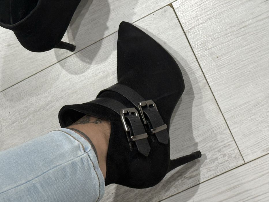 Czarne botki na obcasie klamry Vices 37