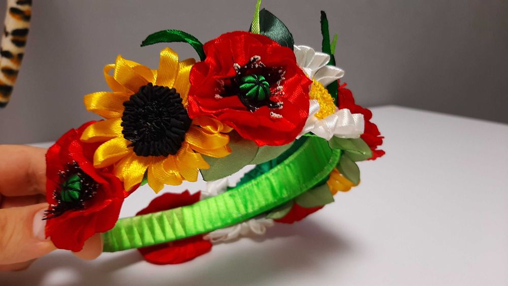 Гарний віночок з квітами на голову до свята