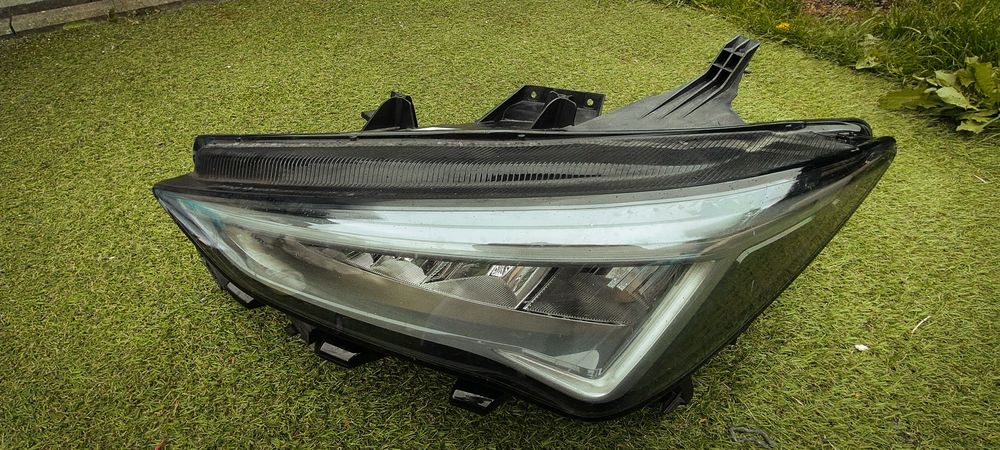 TOYOTA YARIS 4 IV Lampa Prawa Przód Full Led EUK0-8