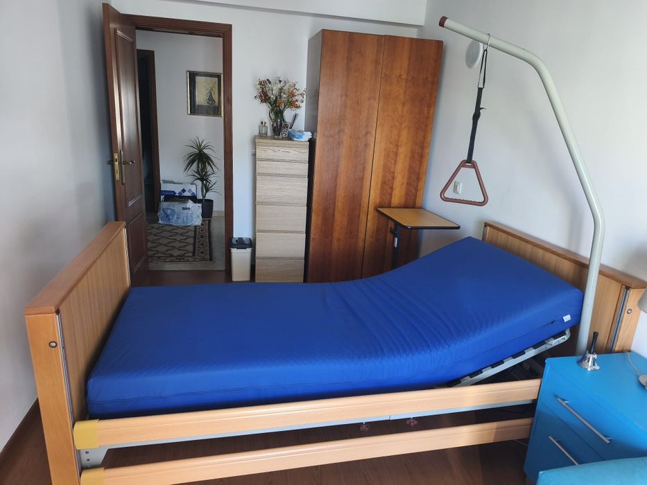 Cama Articulada Elétrica Sensicare c/Acessórios.