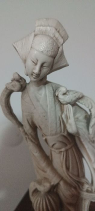 Estatueta de uma mulher japonesa