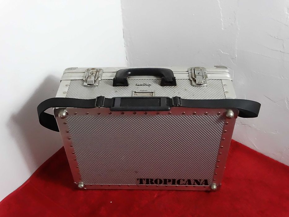Klasyczna walizka RIMOWA Tropicana | Regulowane wnętrze | Pancerna ochrona