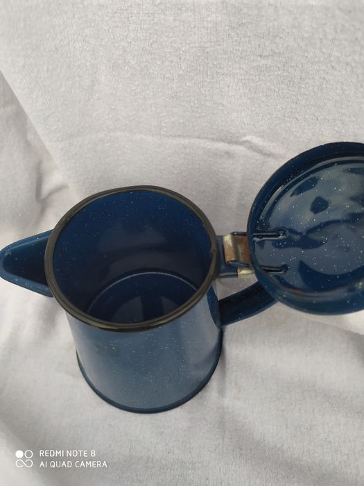 Pequena cafeteria em esmalte em estado novo