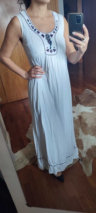 Vestido branco comprido com bordados