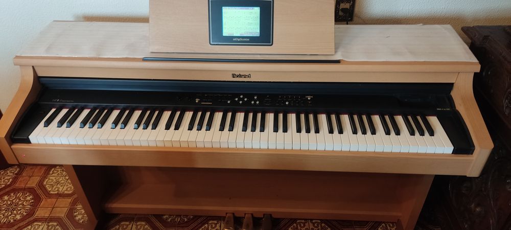 Piano Digital Semi-novo Roland