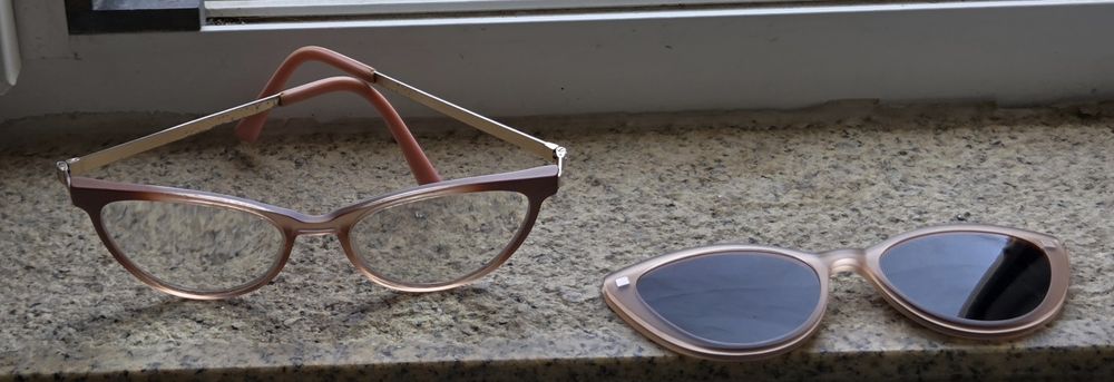 Armação de óculos com aplicativo de lentes escuras que se fixa por íman à armação Tem lentes graduadas que terão que ser lsubstituidas.