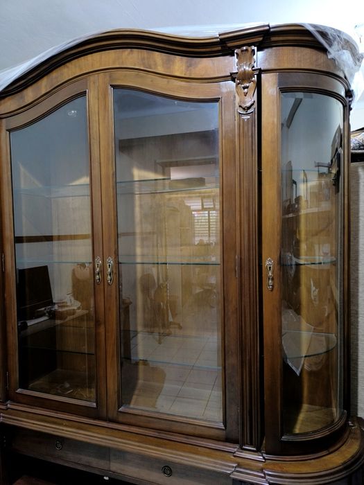 Cristaleira de sala clássica