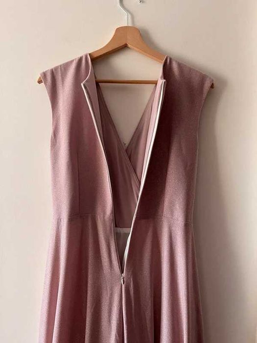 Pudrowa różowa sukienka midi dekolt V bez rękawów taliowana M 38