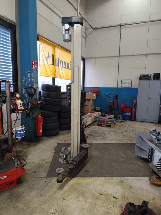 Podnośnik dwukolumnowy dwusilnikowy łapowy śrubowy  Consul 5,5tony