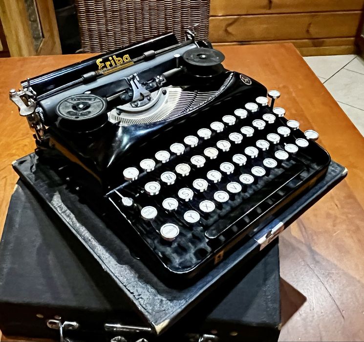 Antiga maquina escrever Erika S