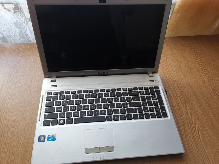 Ноутбук Samsung NP-Q530 / i3 / 4GB / SSD 120GB