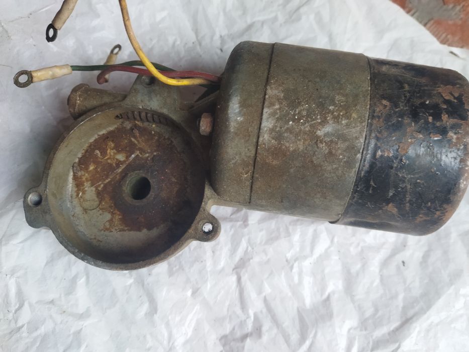 Електродвигун до склоочикасника автомобіля