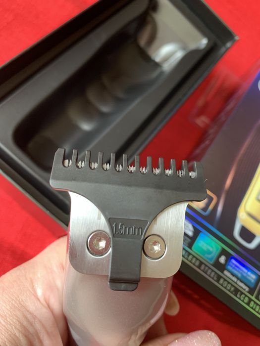 Машинка для стрижки и бритья на аккамуляторе Камеі 427