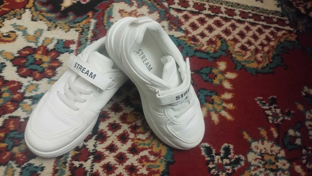 Білі кросівки стильні