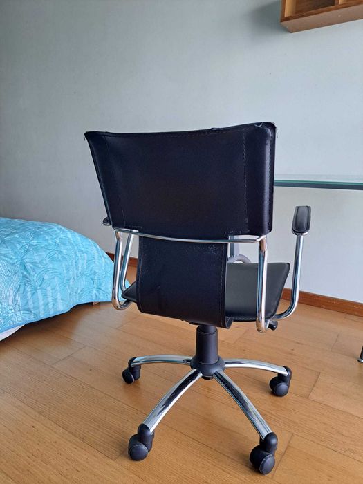 Cadeira de escritório de rodas, em pele