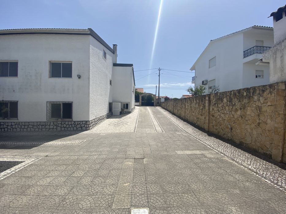 Armazém em cave 130 m² com acessos fáceis e segurança 24h – Fernão Ferro