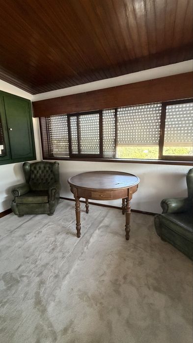 Dois sofas e mesa