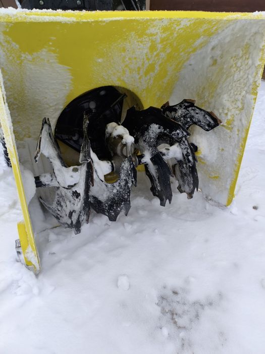 Odśnieżarka spalinowa, z zapłonem elektrycznym i napędem.