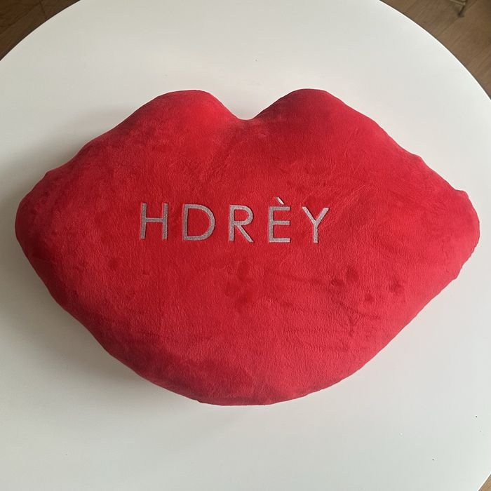 Duża poduszka dekoracyjna HDRÈY czerwone usta 78 × 51 cm