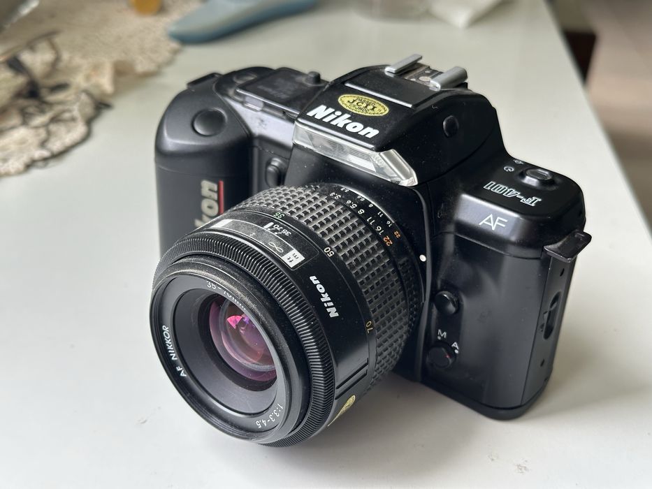Плівковий фотоапарат Nikon F-401 з обʼєктивом