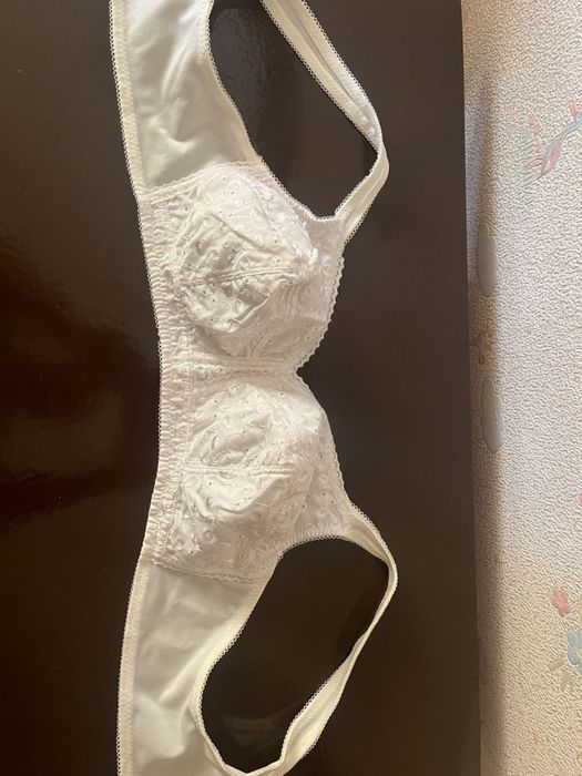 Білий бюстгальтер з вишивкою, розмір 95
