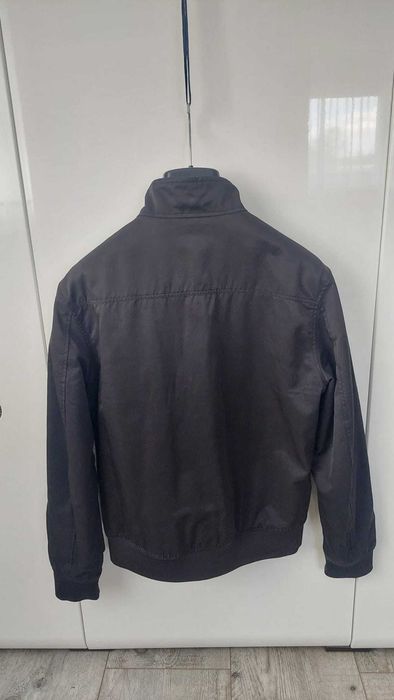 Elegancka czarna kurtka-bomberka ze stójką H&M