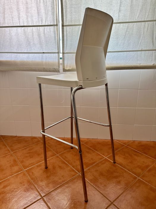 Conjunto mesa e 4 cadeiras altas IKEA