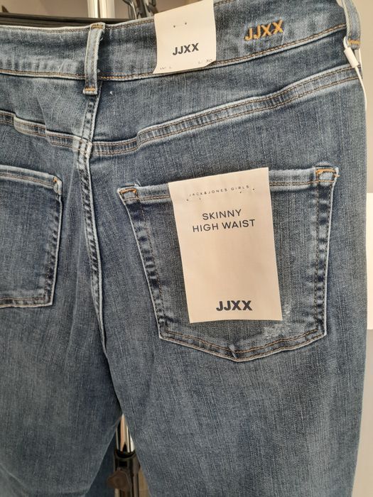Джинси Skinny з невеличкими модними потертостямм