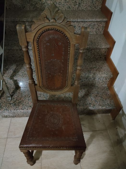 Várias mesas e cadeiras para venda usadas em razoável estado