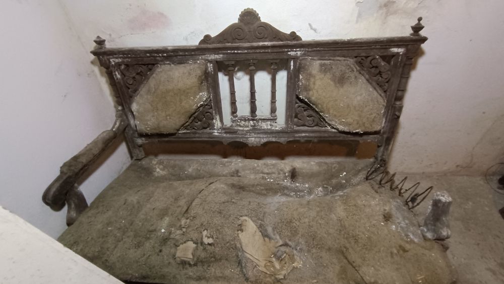 Старі крісла під реставрацію