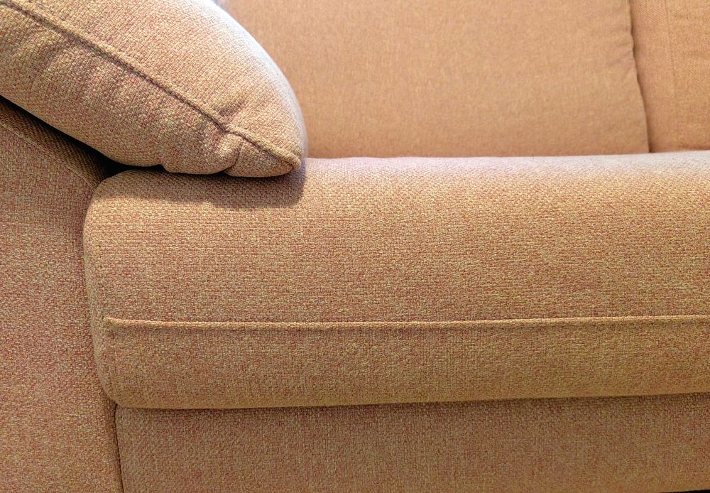 Sofá rosa bonito e confortável